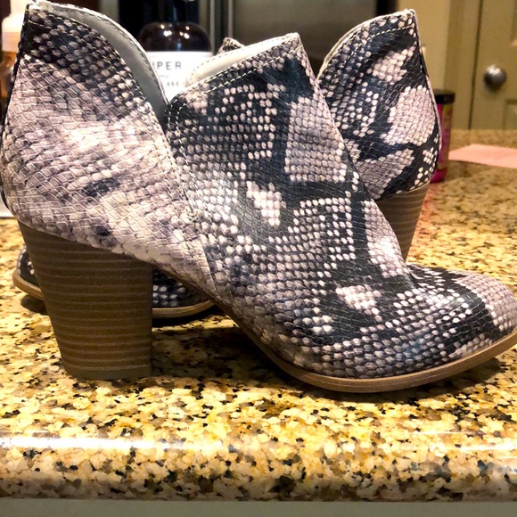 Fergi snake skin heeled bootie size 7.5 - Picture 1 of 1